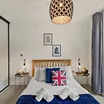 Modern 2 Bed Apartment By Station Square