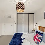 Modern 2 Bed Apartment By Station Square