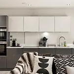 Modern 2 Bed Apartment By Station Square