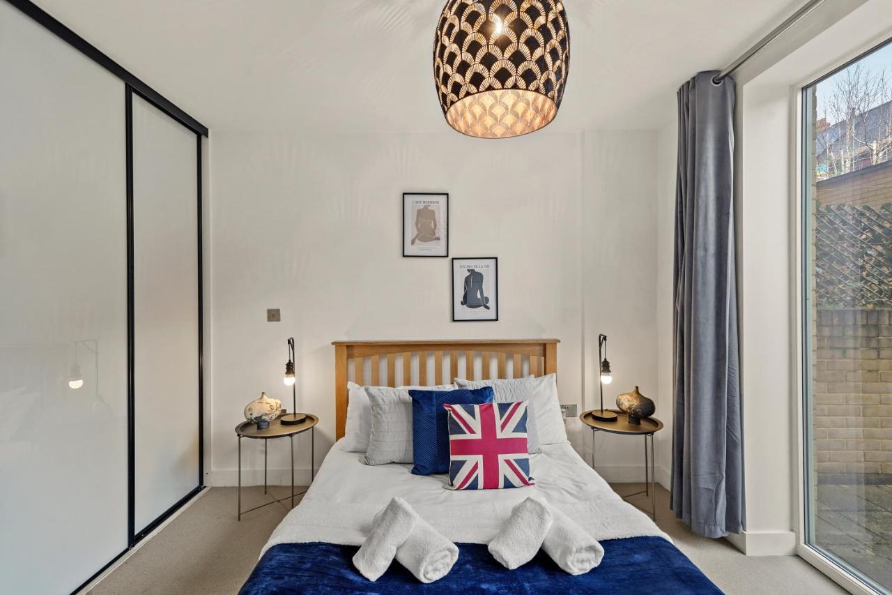 Modern 2 Bed By Station Square Apartemen *