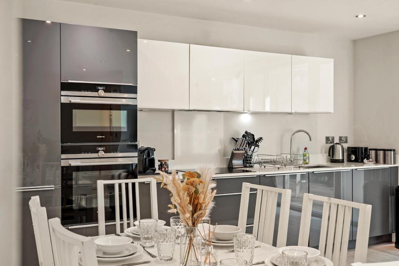 Modern 2 Bed By Station Square Apartemen